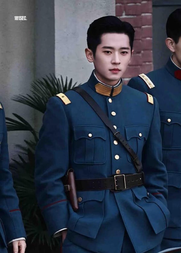 丞磊太適合穿軍裝了！今年丞磊和和《愛你》徐若晗合作了一部民國愛情劇《玉簟秋》，故事風格有點類似《這一秒過火》，一樣是愛恨糾葛的民國虐戀。先前在民國劇《足跡》丞磊就被說滿適合民國戲路，他自帶一種渣蘇感。這次在《玉簟秋》丞磊要飾演高冷軍閥，還有大家愛看的強制愛，一定很讓人上癮啊！