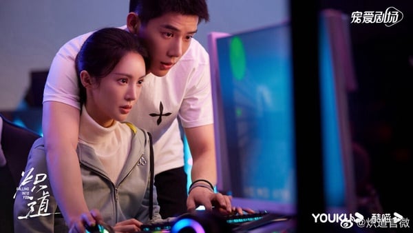 《熾道》是Netflix上的冷門好評劇，或許是劇名不吸引人吧，很容易就被錯過。其實《熾道》評價不錯，這部是「姐弟戀」的設定，金晨跟王安宇搭起來還不錯。而且吻戲真的很慾！《熾道》的導演伊崢，曾執導過《蒼蘭訣》及《大宋少年志》，功力很強，有拍出姊弟戀讓人心癢癢的感覺。
