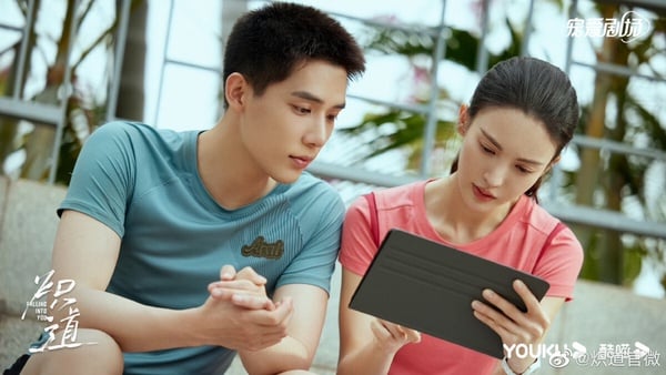 《熾道》是Netflix上的冷門好評劇，或許是劇名不吸引人吧，很容易就被錯過。其實《熾道》評價不錯，這部是「姐弟戀」的設定，金晨跟王安宇搭起來還不錯。而且吻戲真的很慾！《熾道》的導演伊崢，曾執導過《蒼蘭訣》及《大宋少年志》，功力很強，有拍出姊弟戀讓人心癢癢的感覺。