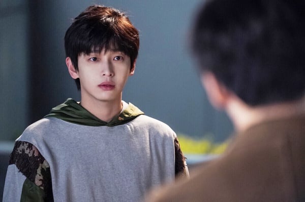 《異人之下》是近年難得衝出高評的奇幻劇，兩季分別開出8.2、8.4的高評分。奇幻劇不好拍呢！一不小心就會拍得很尷尬，但《異人之下‎》導演特別會拍少年的熱血友情，劇情還原原著，第二季加入的新演員文淇、嚴屹寬選角也很對味，連原著漫迷都大讚，第二季投資更大，動作場面、打戲也更加精緻。兩季都值得追！