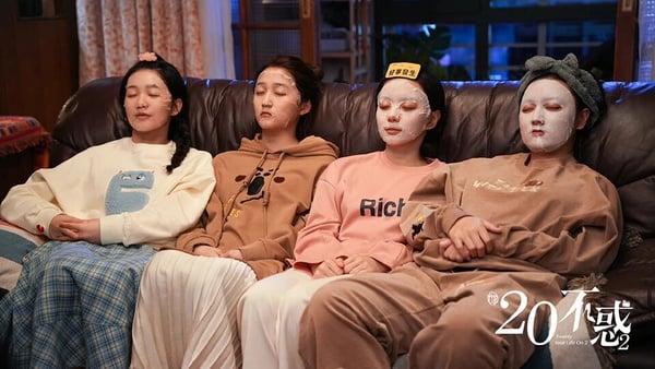《二十不惑》是近年口碑不錯的女性群像劇，第一部講述20歲即將面臨進入社會的大學生的窘境；續作描述25歲踏入職場「半熟年齡」的徬徨。幾位主演的化學反應依然很強，重點是劇本是真的寫得好。