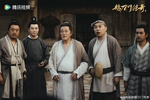 《鵲刀門傳奇》是一部武俠情景喜劇，由喜劇小品大師趙本山，還有宋小寶、宋曉峰等演員主演。劇情情節簡單，但環環相扣不拖拉，搞笑中還帶著一點諷刺意味，是可以輕鬆觀看、會讓人哈哈大笑的一部喜劇。