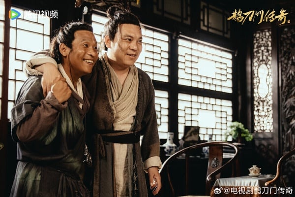 《鵲刀門傳奇》是一部武俠情景喜劇，由喜劇小品大師趙本山，還有宋小寶、宋曉峰等演員主演。劇情情節簡單，但環環相扣不拖拉，搞笑中還帶著一點諷刺意味，是可以輕鬆觀看、會讓人哈哈大笑的一部喜劇。