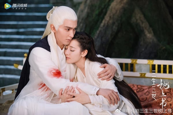 《三生三世枕上書》找來迪麗熱巴、高偉光主演，雖然網播成績沒有超越楊冪的《十里桃花》，但整體而言有口碑也有熱度。迪麗熱巴、高偉光CP感還是超強，是經典古裝劇！