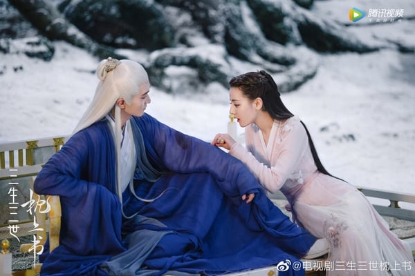 《三生三世枕上書》找來迪麗熱巴、高偉光主演，雖然網播成績沒有超越楊冪的《十里桃花》，但整體而言有口碑也有熱度。迪麗熱巴、高偉光CP感還是超強，是經典古裝劇！