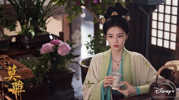 白鹿《莫離》是大家愛看的先婚後愛結合大女主題材，導演的鏡頭滿有美感，服化道古色古香。雖然也有人認為節奏比較慢，不太會讓人急著想看下一集，但如果能適應該劇的劇情節奏，有不少觀眾都越追越喜歡。《莫離》拍得滿有古韻！