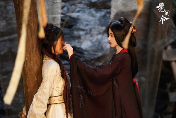 鞠婧禕《花間令》當初對打趙麗穎《與鳳行》，本來大家都不看好，沒想到《花間令》上線後竟然火了。不過有點尷尬，《花間令》深受喜愛的不是女主鞠婧禕，而是僅僅來客串、第三集就下線的鄭合惠子。