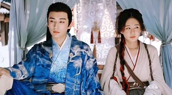 鞠婧禕《花間令》當初對打趙麗穎《與鳳行》，本來大家都不看好，沒想到《花間令》上線後竟然火了。不過有點尷尬，《花間令》深受喜愛的不是女主鞠婧禕，而是僅僅來客串、第三集就下線的鄭合惠子。