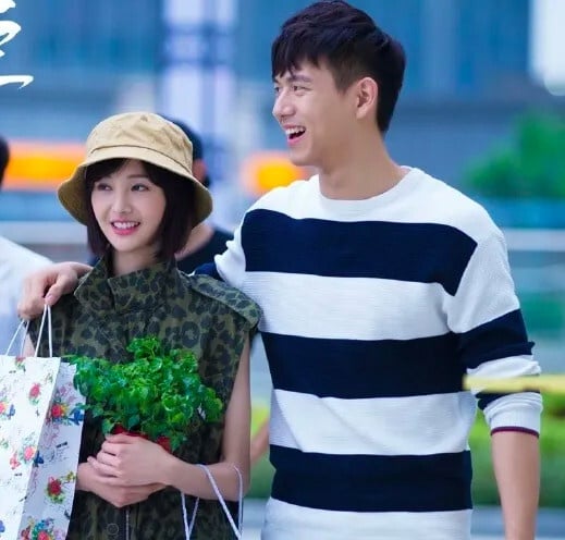 李現還有一個客串戲也很經典，大家有印象李現在《夏至未至》客串演過鄭爽男友嗎？《夏至未至》真的神奇，來客串的李現，演無名配角的胡一天，男二白敬亭，後來聲勢都超越主角。