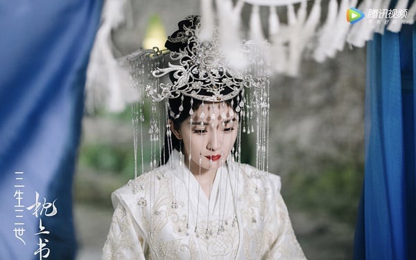 楊冪驚喜客串《三生三世枕上書》也是超搶鏡！在《三生三世枕上書》白淺和夜華迎來圓滿的結局，姑姑還是那個姑姑，慵懶、霸氣又嫵媚，真的很美，讓劇迷都忍不住想再回顧《三生三世十里桃花》。