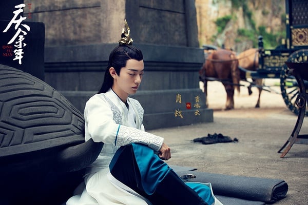 肖戰出演《慶餘年》其實很難定義，算是一個小小配角，但其實也可以視為「友情客串」。《慶餘年》是他在《陳情令》爆紅之前就拍完的戲，因為他瞬間爆火成為一線明星，如果在《慶餘年》只當作一個小小配角，就配不上他已經如日中天的咖位，所以也被當作是「友情客串」。