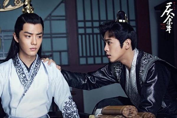 肖戰出演《慶餘年》其實很難定義，算是一個小小配角，但其實也可以視為「友情客串」。《慶餘年》是他在《陳情令》爆紅之前就拍完的戲，因為他瞬間爆火成為一線明星，如果在《慶餘年》只當作一個小小配角，就配不上他已經如日中天的咖位，所以也被當作是「友情客串」。