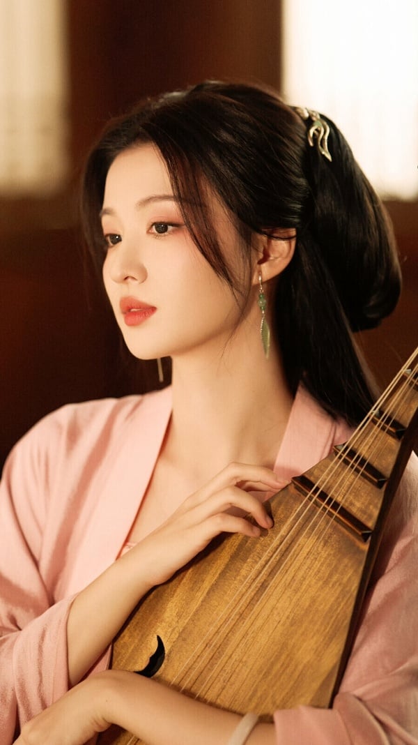 《慶餘年》第二季依然美女如雲，而第二季一大亮點是找來王楚然客串演花魁。熱播時，王楚然的演技、美貌都引起熱議，直接霸屏好幾個熱搜詞條。王楚然飾演花魁桑文，她不僅美，而且有心氣，是南慶的才女。