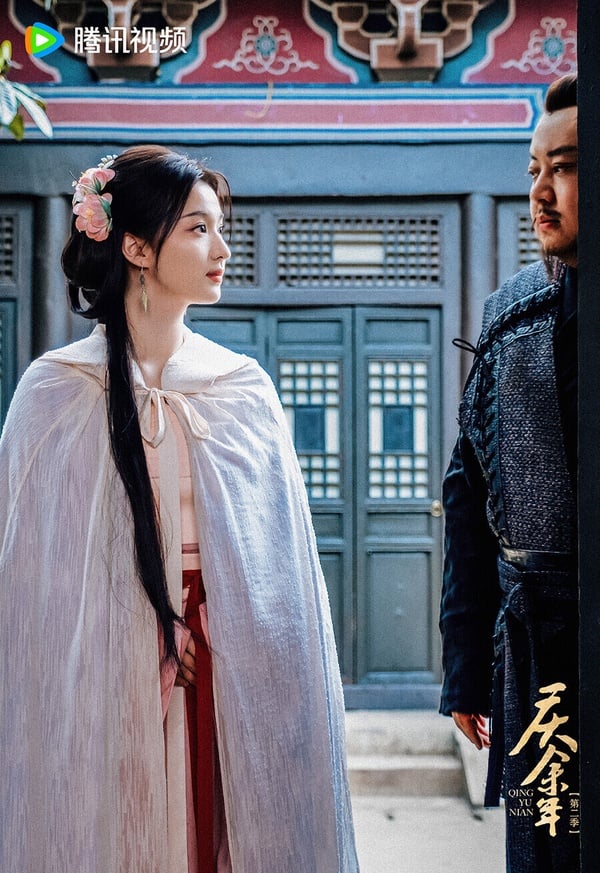 《慶餘年》第二季依然美女如雲，而第二季一大亮點是找來王楚然客串演花魁。熱播時，王楚然的演技、美貌都引起熱議，直接霸屏好幾個熱搜詞條。王楚然飾演花魁桑文，她不僅美，而且有心氣，是南慶的才女。