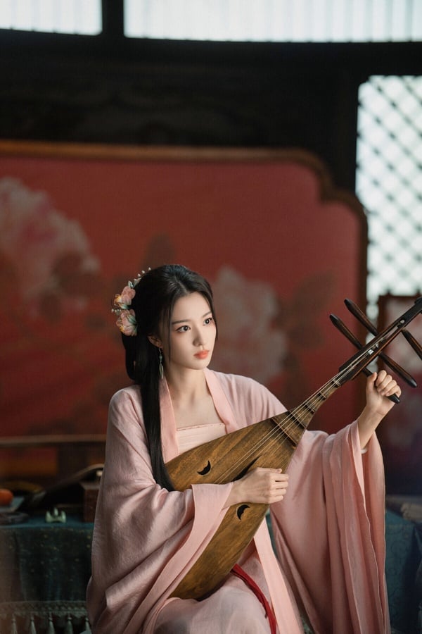 《慶餘年》第二季依然美女如雲，而第二季一大亮點是找來王楚然客串演花魁。熱播時，王楚然的演技、美貌都引起熱議，直接霸屏好幾個熱搜詞條。王楚然飾演花魁桑文，她不僅美，而且有心氣，是南慶的才女。