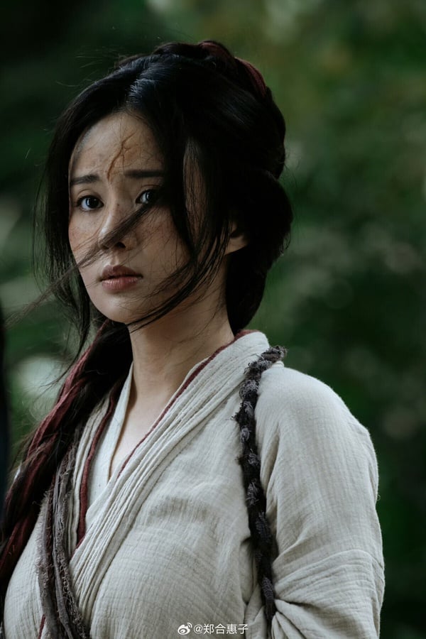 鞠婧禕《花間令》當初對打趙麗穎《與鳳行》，本來大家都不看好，沒想到《花間令》上線後竟然火了。不過有點尷尬，《花間令》深受喜愛的不是女主鞠婧禕，而是僅僅來客串、第三集就下線的鄭合惠子。