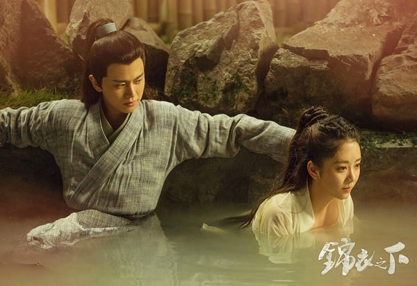 《錦衣之下》任嘉倫、譚松韻可以說是最多觀眾敲碗「二搭」的陸劇CP了吧！《錦衣之下》劇情其實挺一般，靠著任嘉倫和譚松韻的超強帶入感撐起整部劇。譚松韻演呆萌搞怪的袁今夏超可愛，像隻小倉鼠一樣跟在陸繹身邊，無時無刻獻殷勤，把陸繹捧上天。陸繹表面上高冷，其實心裡暗爽，互動超可愛！