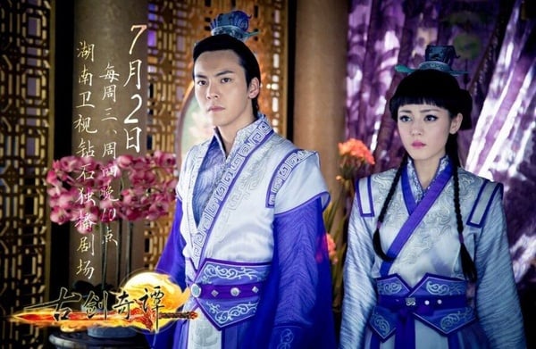 大家還記得讓陳偉霆、迪麗熱巴、高偉光等人走紅的《古劍奇譚》嗎？楊冪和李易峰主演的《古劍奇譚》是2014年的現像級爆款劇王，當年《古劍奇譚》的爆火程度可不比《三生三世十里桃花》低！當時網劇剛開始要發展，而該劇開創了視頻網站破100億網播量的先河，也因此讓業界的人看到網路劇的發展可能。