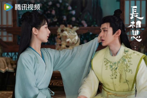 楊紫主演的《長相思》是近年人氣火爆的古偶劇，改編自桐華的經典小說，選角神還原。好多人追了《長相思》後，都走不出來。《長相思》講述流落大荒的皓翎王姬小夭，機緣之下與瑲玹、塗山璟、相柳之間的糾葛故事。