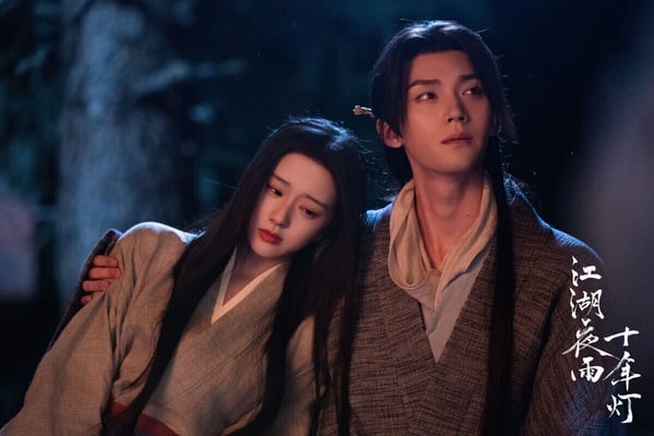 《江湖夜雨十年燈》原著知名度很高，作者是關心則亂，也就是《知否》及《星漢燦爛》小說作者，不過《江湖夜雨十年燈》改編評價很差。小說其實有亮點，人設很有張力，然而劇版拍出來卻沒有太多有效劇情，節奏拖沓緩慢，不會像《星漢燦爛》讓人想一集集追，也沒有《知否》那樣值得細品的故事張力，讓原著書迷失望。