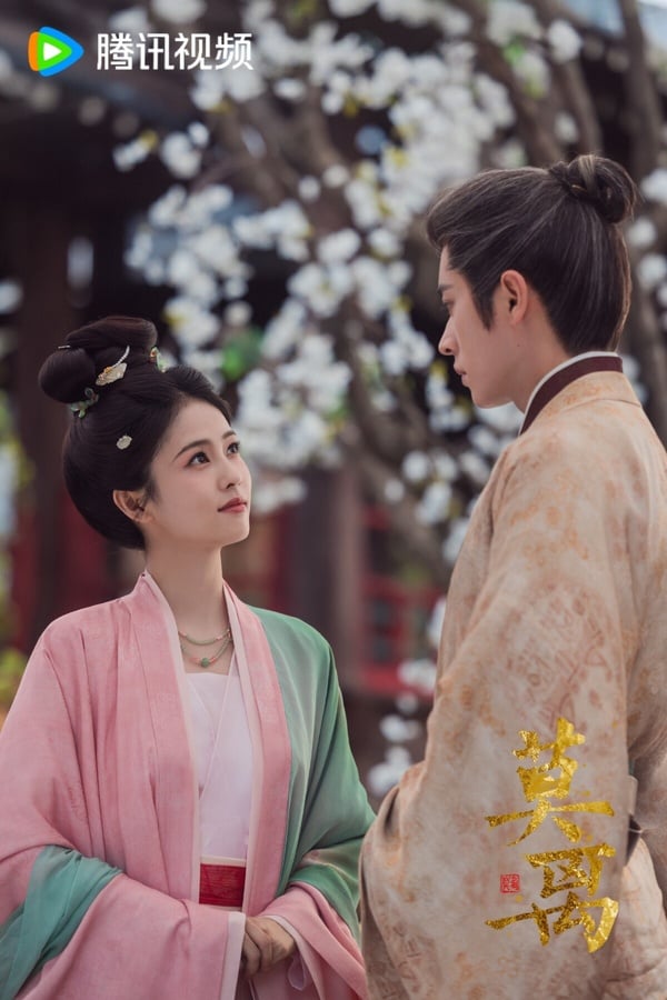 白鹿《莫離》是2026暑期檔的重磅劇，一般會排播在這個檔期的，幾乎都是平台看好的大劇。而《莫離》是騰訊的S+大製作古裝劇，找來流量小花白鹿搭配上升期的丞磊，導演則是拍過《三生三世十里桃花》、《微微一笑很傾城》、《無憂渡》的重量級導演林玉芬。