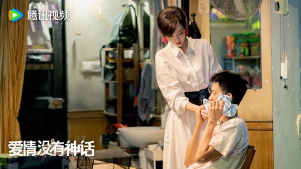 唐嫣《愛情沒有神話》原名《獨身女人》，改編自亦舒的同名小說。亦舒近幾年有不少作品影視化， 像是楊紫《承歡記》、劉亦菲《玫瑰的故事》都播得不錯呢！但《愛情沒有神話》收視滿慘，似乎因為編劇秦雯捲入錄音事件引起爭議，也側面影響了收視。