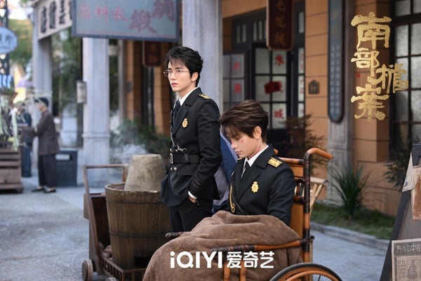 張新成、丁禹兮主演的《南部檔案》和《九門》一樣是《盜墓筆記》小說外傳，一樣有奇幻詭譎的冒險故事，開篇節奏滿快，有立住恐怖奇幻的氛圍感，但又夾雜一點搞笑。《南部檔案》評價還不錯呢！和《九門》一樣都是合格的改編劇，劇裡的機關探險、兄弟情都有看點。