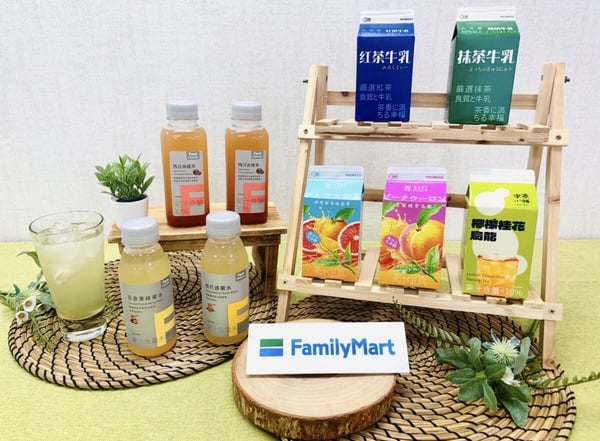 免費送圭賢小卡！全家飲料冰品優惠：指定飲品、冰品第2件6折或買3送1，送圭賢立牌杯墊
