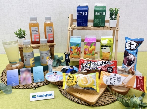 免費送圭賢小卡！全家飲料冰品優惠：指定飲品、冰品第2件6折或買3送1，送圭賢立牌杯墊