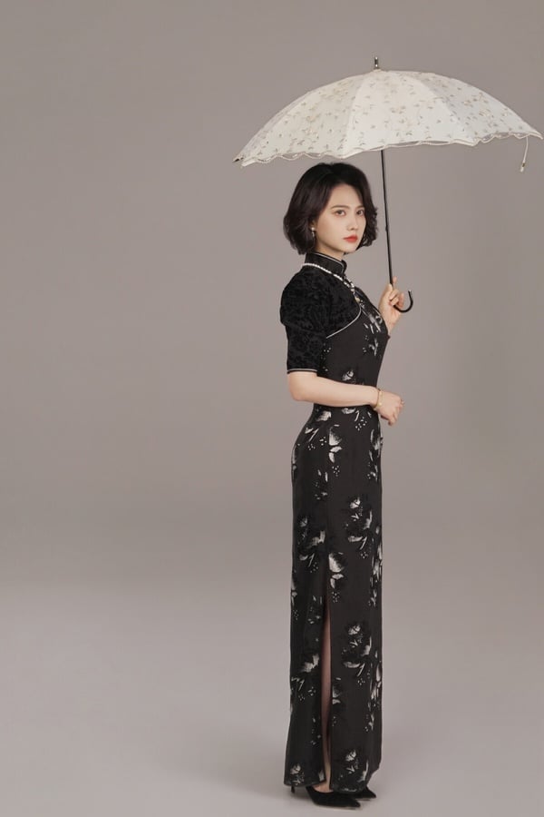姜珮瑤光聽名字大家可能不太認識，但她演了很多陸劇女配，像是《親愛的，熱愛的》楊紫閨蜜孫亞亞、《以愛為營》白鹿閨蜜畢若珊。姜珮瑤很美呢！她今年主演《南部檔案》，劇裡又美又颯。