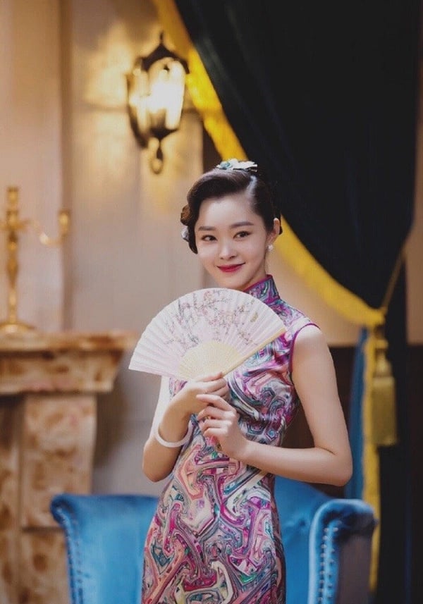 宋軼剛開始就是憑著旗袍出圈的，接連演了《偽裝者》、《小樓又東風》多部民國劇，穿上旗袍就像從民國時期穿越過來一樣，就是為旗袍而生的女人！