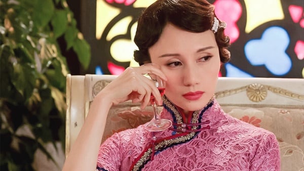 袁泉在《鋒刃》的旗袍造型也被網友大量提名，她在劇中飾演莫燕萍，原本是一名教會學校的老師，在結識沈西林後被拉下了水，成為了美艷靈巧的百樂門交際花，從此在正反兩派的角力中上演升級版「無間道」。