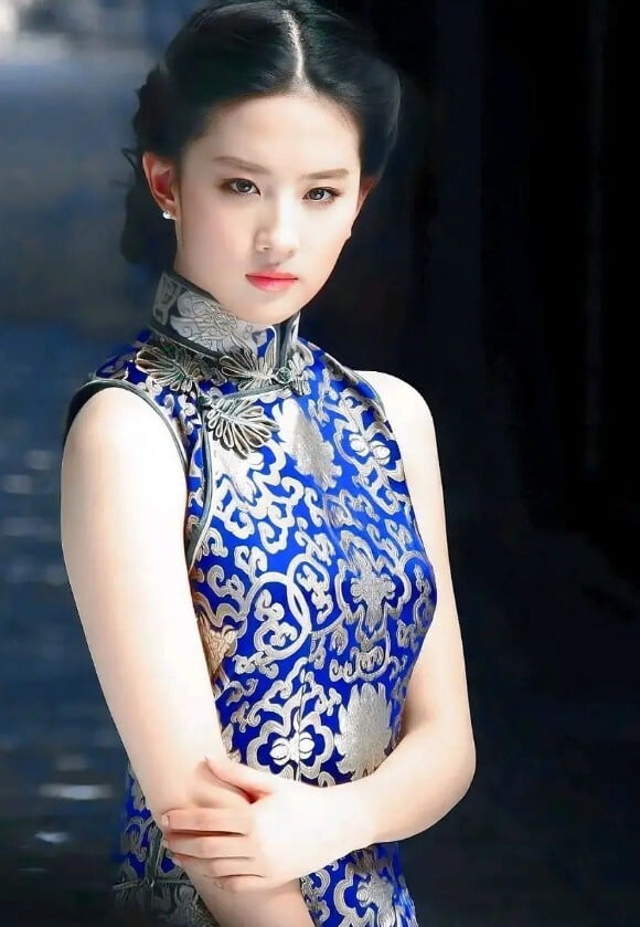 劉亦菲的旗袍造型也超美！劉亦菲多年來被視為古裝女神、仙女姊姊，其實劉亦菲出道就是演民國劇走紅的呢！大家還記得《金粉世家》嗎？神顏就是神顏，古裝、現代、民國裝都能完美駕馭。