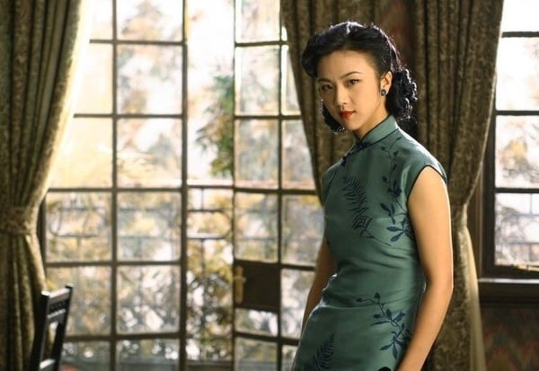 《色戒》的湯唯也是經典，古典長相的湯唯感覺也是活在民國時期的女人，她在電影中的旗袍造型時髦與典雅兼具，像在走時裝秀一樣。