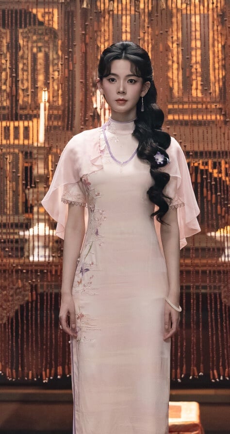 陳瑤在《九門》飾演的霍仙姑旗袍造型超級美！陳瑤本身就是很骨感纖瘦的體型，身材修長，這讓她特別適合演旗袍美人。大家還記得讓陳瑤走紅的《無心法師》嗎？劇中她也有超美旗袍造型。