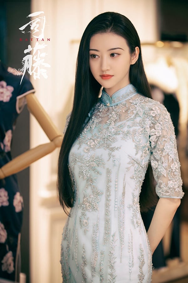 景甜在《司藤》的造型超經典！柳葉眉加上復古旗袍，古典韻味十足！據悉，劇中所有的旗袍都出自90後的新銳設計師李萌之手，她是劇中的造型指導，在設計上按照人物的性格特點和時代特徵，將復古的旗袍剪裁加上新穎的設計元素，例如斗篷、流蘇等等，每一套真的都好美！