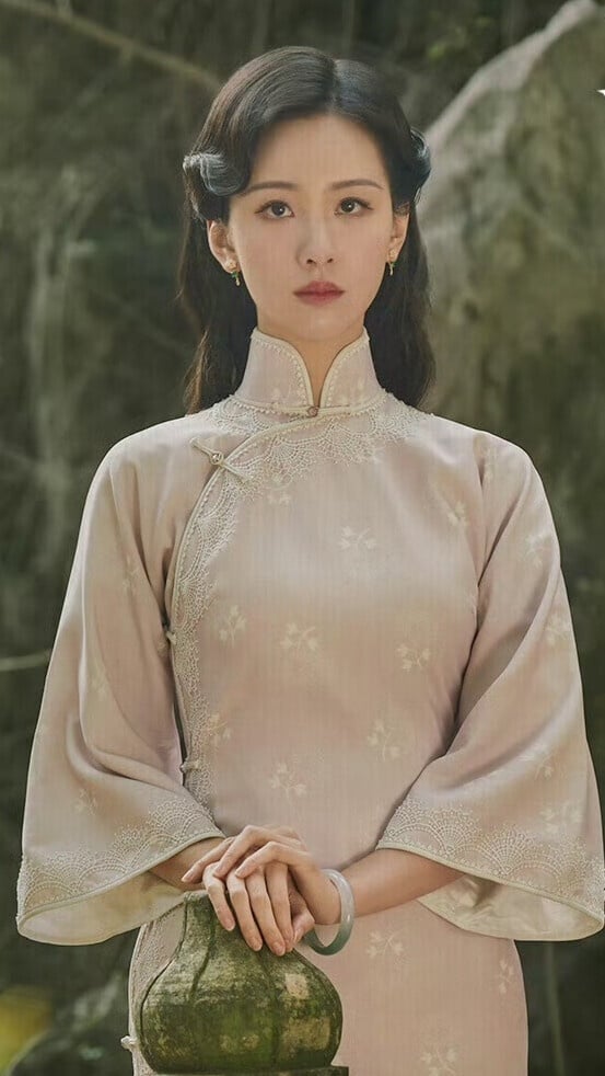 陳都靈典雅的氣質很適合演民國美人，穿旗袍的樣子就像民國豪門千金，加上陳都靈骨架小，又有一種楚楚可憐的氣質，很適合演民國小白花！