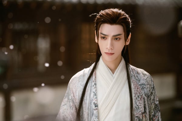 2015年羅雲熙在《何以笙簫默》飾演少年版何以琛走紅，這應該是很多人對羅雲熙的第一印象。後來羅雲熙又憑藉《香蜜沉沉燼如霜》男二潤玉又一次爆火，近年持續推出《長月燼明》、《水龍吟》等代表作。