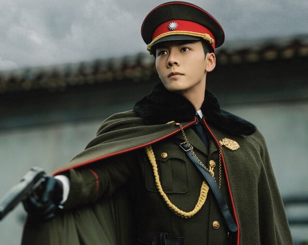 最近陳偉霆主演的《九門》熱播，這部劇距離前作《老九門》播出已經十年了，網友都驚嘆陳偉霆怎麼都沒老！陳偉霆今年已經41歲了，其實已經可以算是大叔的年紀，但他的外型似乎和幾年前都沒有變化。