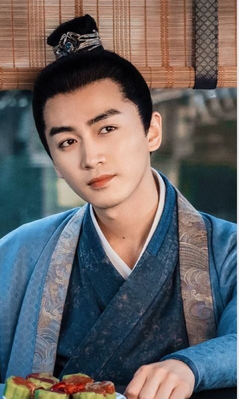 陳曉在85生中算是竄火的非常早的一位，比陳偉霆、羅雲熙、朱一龍等人要早得多。2013年陳曉與趙麗穎主演《陸貞傳奇》兩人雙雙爆火，此後陳曉就變成大家心中難以替代的古裝男神。陳曉的古裝劇代表作非常多，《那年花開月正圓》、《夢華錄》都相當火爆，只要陳曉接演古裝劇，還沒有播出，顏值就會先成為話題。