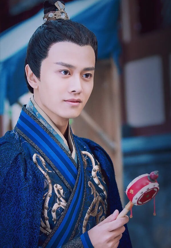 網友票選冠軍是任嘉倫！任嘉倫也屬於85生的行列，任嘉倫是這個年齡段發展最好的男星之一。2017年一部《大唐榮耀》讓任嘉倫被大家認識，這之後任嘉倫又接連推出《錦衣之下》、《周生如故》等多部爆款古裝劇，近年新作《無憂渡》、《佳偶天成》也頗受好評，讓任嘉倫奠定古裝男神的地位。