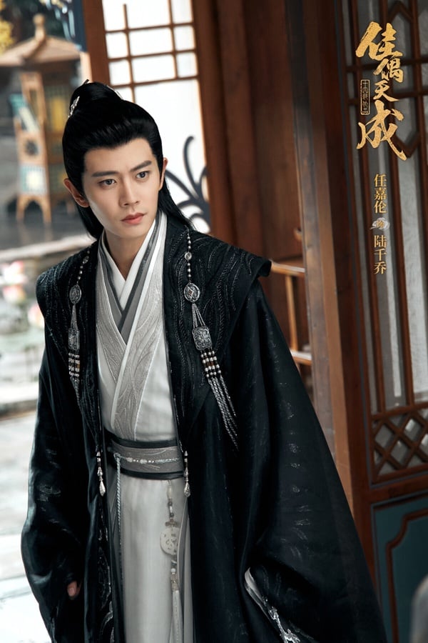 網友票選冠軍是任嘉倫！任嘉倫也屬於85生的行列，任嘉倫是這個年齡段發展最好的男星之一。2017年一部《大唐榮耀》讓任嘉倫被大家認識，這之後任嘉倫又接連推出《錦衣之下》、《周生如故》等多部爆款古裝劇，近年新作《無憂渡》、《佳偶天成》也頗受好評，讓任嘉倫奠定古裝男神的地位。