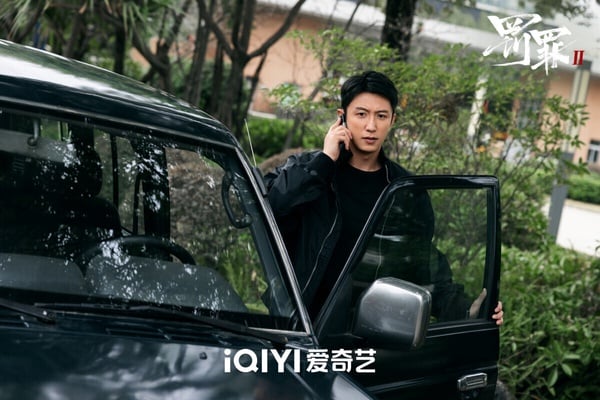 這是黃景瑜主演的《罰罪》系列第二部，第一部在豆瓣開出7.0高分，第二部為6.9分。《罰罪2》故事和前一部沒有關係，是全新劇情，講述身為員警的秦楓，和一步步成為漢洲當地最大犯罪頭目的劉天也，情同手足卻又代表著黑白兩極，兩人鬥智鬥勇，攪動起幾方利益集團的明爭暗鬥。