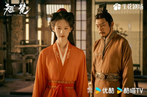 陳都靈《翹楚》開播時衝出高熱度，重生大女主復仇題材。《翹楚》節奏飛快，是有短劇風格的長劇，第一集鋪墊女主的悲慘前世，第二集女主開始籌謀復仇，爽度很足。不過《翹楚》劇本不能深思，很多邏輯無法深究，到後面也就越播越沒有水花。