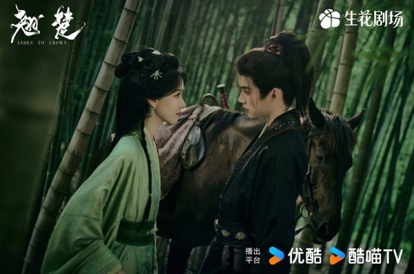 陳都靈《翹楚》開播時衝出高熱度，重生大女主復仇題材。《翹楚》節奏飛快，是有短劇風格的長劇，第一集鋪墊女主的悲慘前世，第二集女主開始籌謀復仇，爽度很足。不過《翹楚》劇本不能深思，很多邏輯無法深究，到後面也就越播越沒有水花。