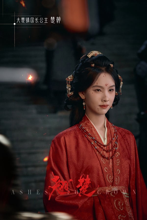 陳都靈《翹楚》開播時衝出高熱度，重生大女主復仇題材。《翹楚》節奏飛快，是有短劇風格的長劇，第一集鋪墊女主的悲慘前世，第二集女主開始籌謀復仇，爽度很足。不過《翹楚》劇本不能深思，很多邏輯無法深究，到後面也就越播越沒有水花。
