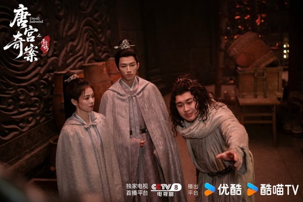 白鹿《唐宮奇案之青霧風鳴》是2026少數有走熱的古裝劇，這是一部古裝懸疑劇，講述上元佳節，寧遠公主在夜宴上離奇身亡，福昌縣主李佩儀和太史局太史丞蕭懷瑾奉命調查。兩人默契配合探案，隨後兩人又攜手破獲了一系列發生在大唐內廷中的「宮闈秘史」，詭異奇案接踵而至。