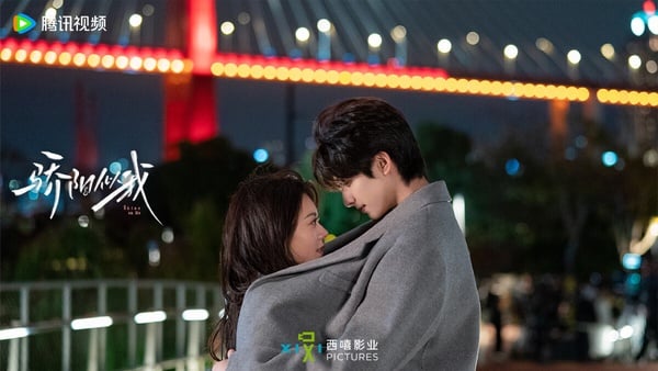《驕陽似我》是顧漫小說改編的超級甜寵大IP，雖然沒有達到先前《你是我的榮耀》、《微微一笑很傾城》那麼風光的成績，不過《驕陽似我》已經是2026少數有走熱的甜寵劇了。《驕陽似我》一樣有顧漫擅長的甜寵風格，甜度、爽度並存。