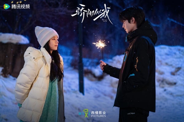 《驕陽似我》是顧漫小說改編的超級甜寵大IP，雖然沒有達到先前《你是我的榮耀》、《微微一笑很傾城》那麼風光的成績，不過《驕陽似我》已經是2026少數有走熱的甜寵劇了。《驕陽似我》一樣有顧漫擅長的甜寵風格，甜度、爽度並存。