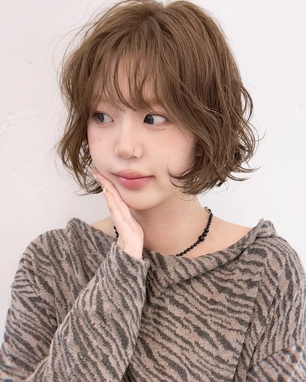 褪色不發黃！2026日系中短髮柔和髮色8款推薦一次看，褪色好看、這款不用漂